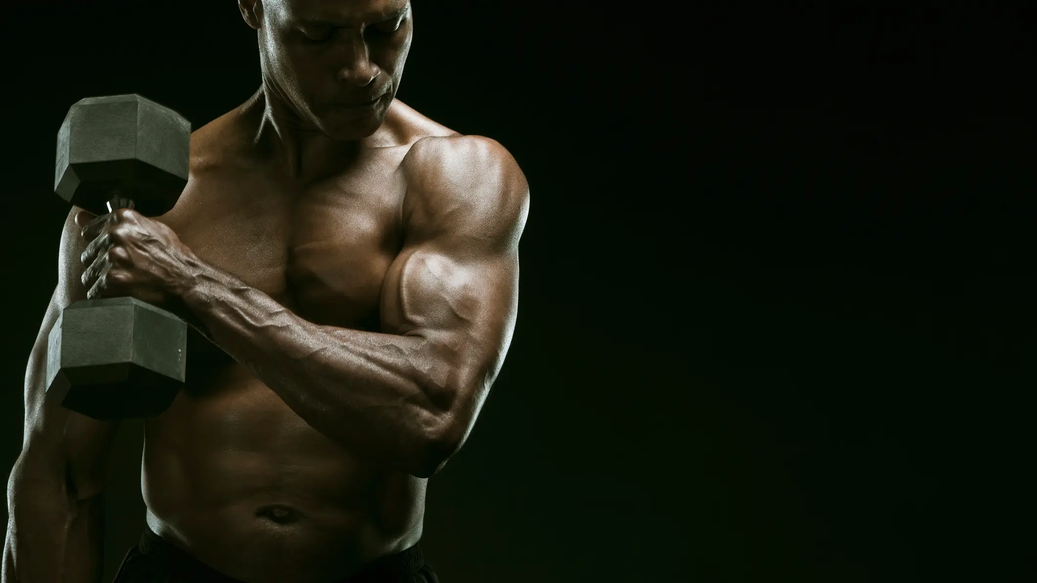 Strong man performing tricep workout at gym